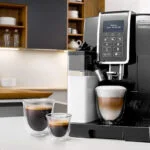Cafetière expresso avec broyeur Delonghi Dinamica Latte avec afficheur en promo à 469 €.