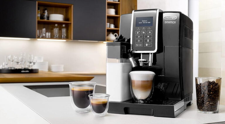 Cafetière expresso avec broyeur Delonghi Dinamica Latte avec afficheur en promo à 469 €.