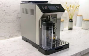 Cafetière expresso avec broyeur Delonghi Eletta Explore de trois quart.