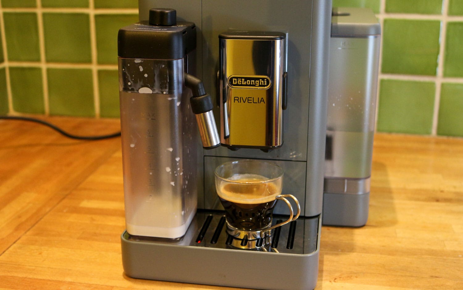 Cafetière expresso avec broyeur Delonghi Rivelia Latte : réalisation d'un expresso.