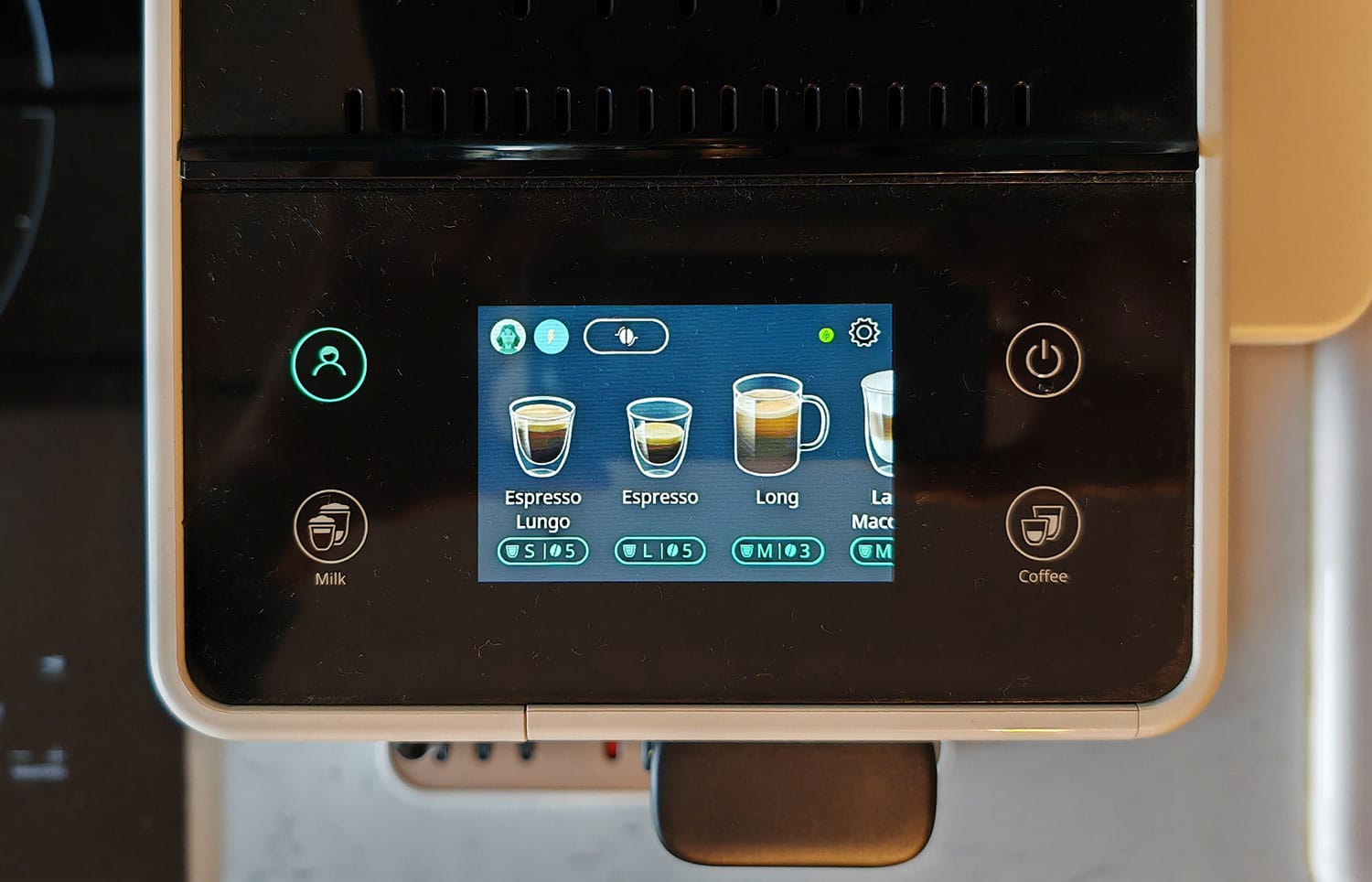 Cafetoère expresso avec broyeur Delonghi Rivelia Latte : écran tactile intuitif et de nombreuses fonctionnalités.