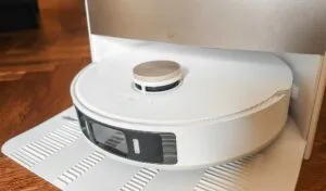 Pour naviguer dans la maison et éviter les obstacles, le dreame L20 Ultra est équipé d'un télémètre laser et d'une caméra couplée à de l'IA.