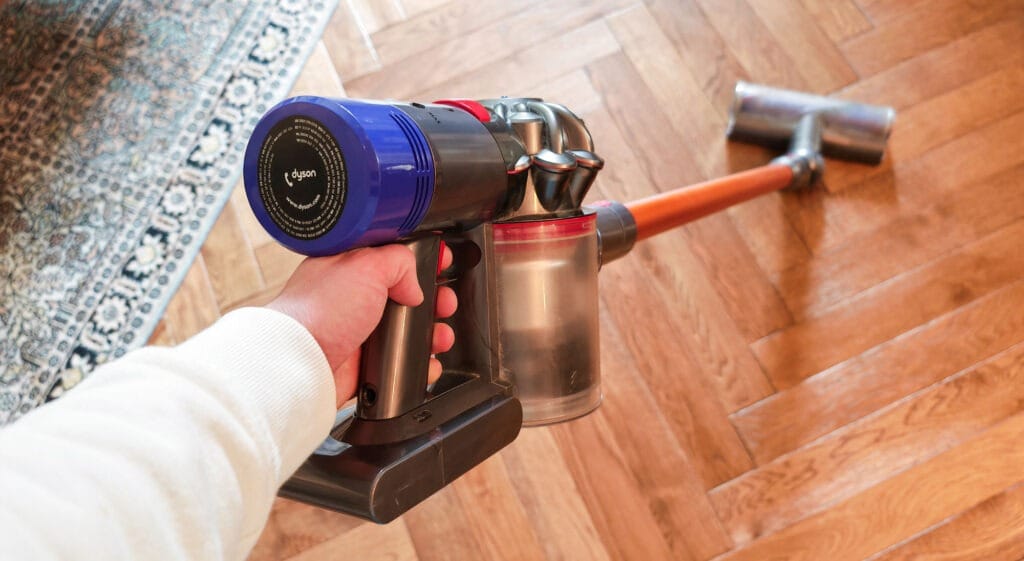 Le Dyson V8 est léger et très maniable. (c) Labo Maison