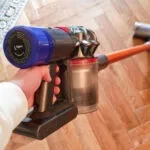 Le Dyson V8 est léger et très maniable. (c) Labo Maison