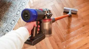 Le Dyson V8 est léger et très maniable. (c) Labo Maison
