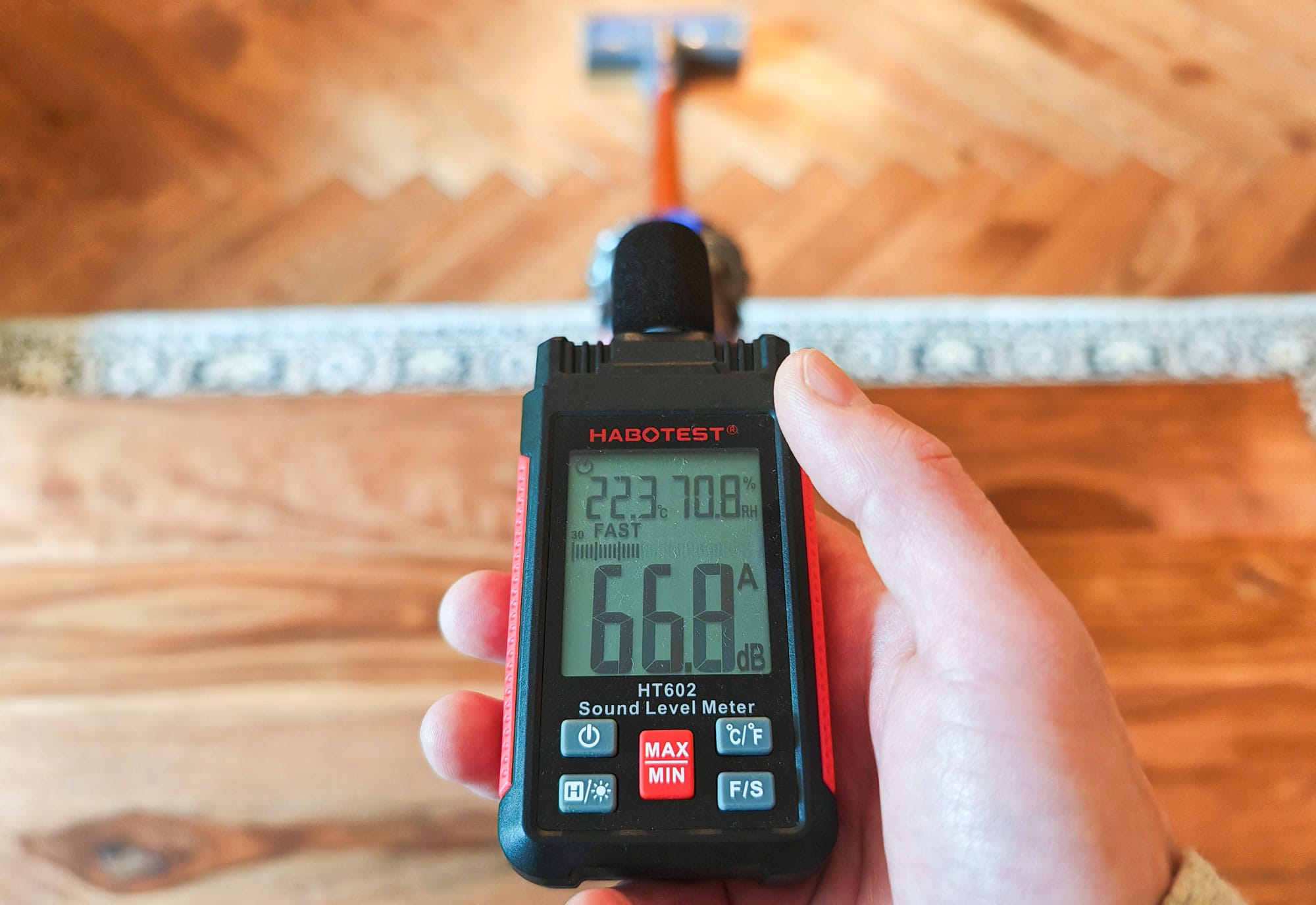 Mesure du buit du Dyson V8 : 67 dB(A) en mode standard et 73 dB(A) en mode boost. (c) Labo Maison