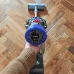 Test de l'aspirateur balai Dyson V8. (c) Labo Maison