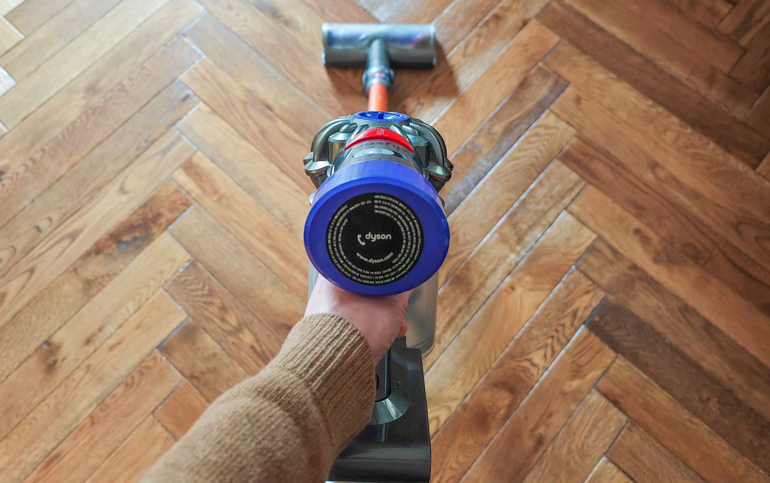 Test de l'aspirateur balai Dyson V8. (c) Labo Maison