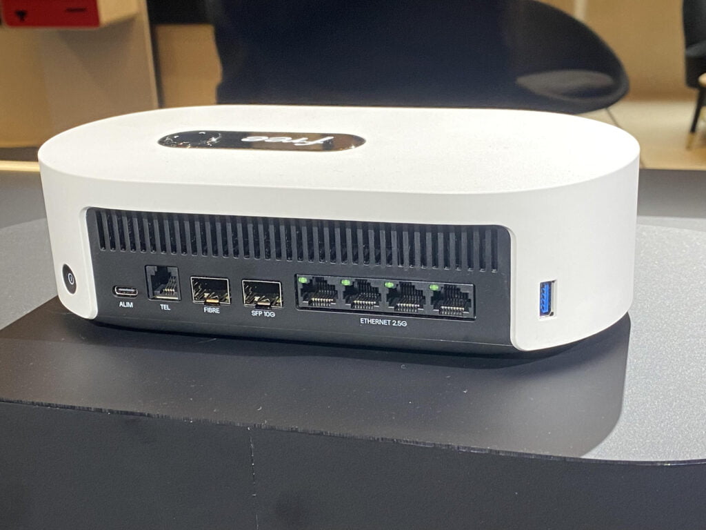 La Freebox Ultra vue de derrière avec une connectique simple d'usage.