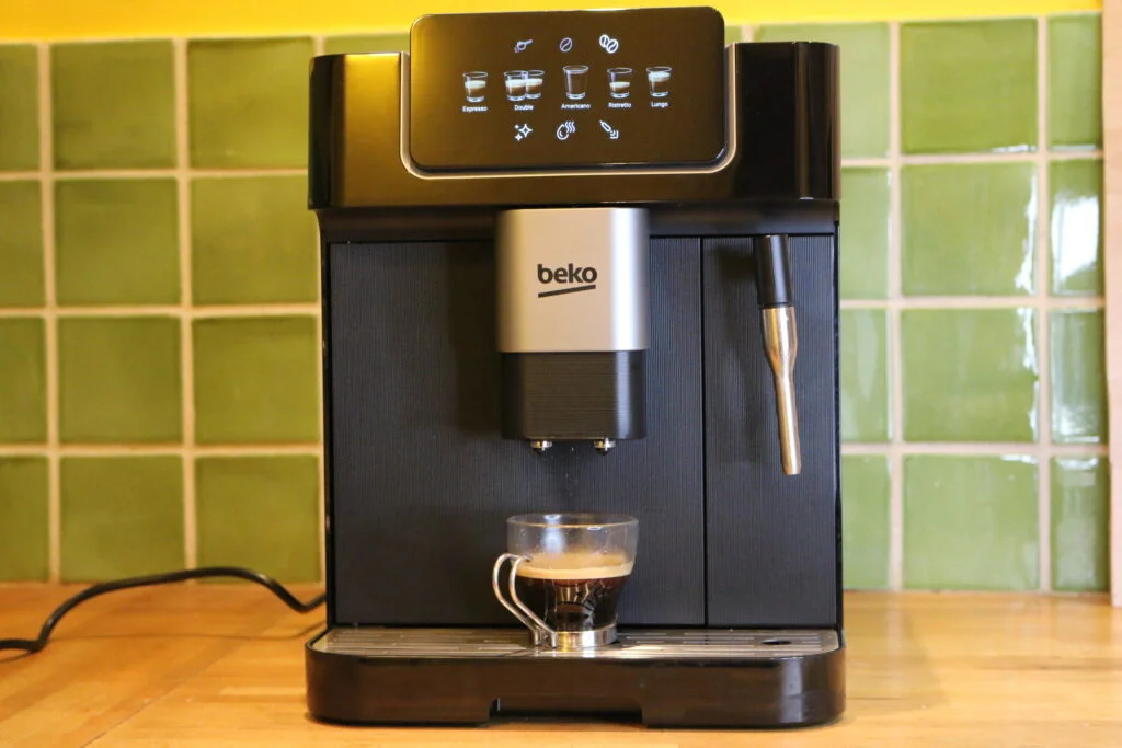 La machine expresso avec broyeur de Beko, la CEG7302B ouvre la nouvelle gamme CaffeExperto de la marque turque d'électroménager avec des prestations plutôt convaincantes.