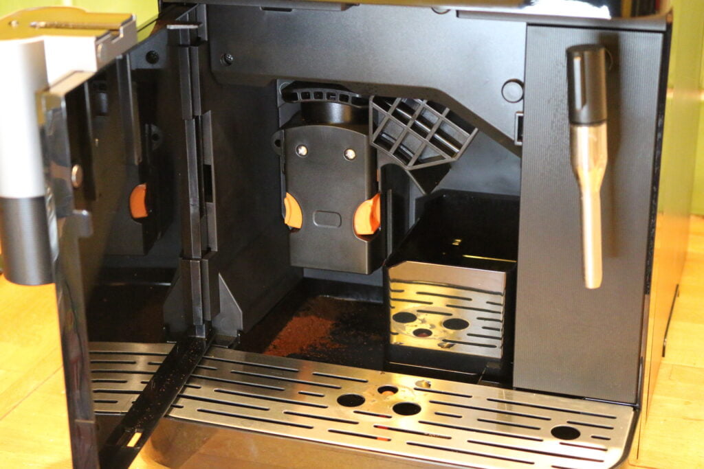 Accès à l'infuseur de la cafetière expresso avec broyeur Beko CEG7302B Caffeexperto.