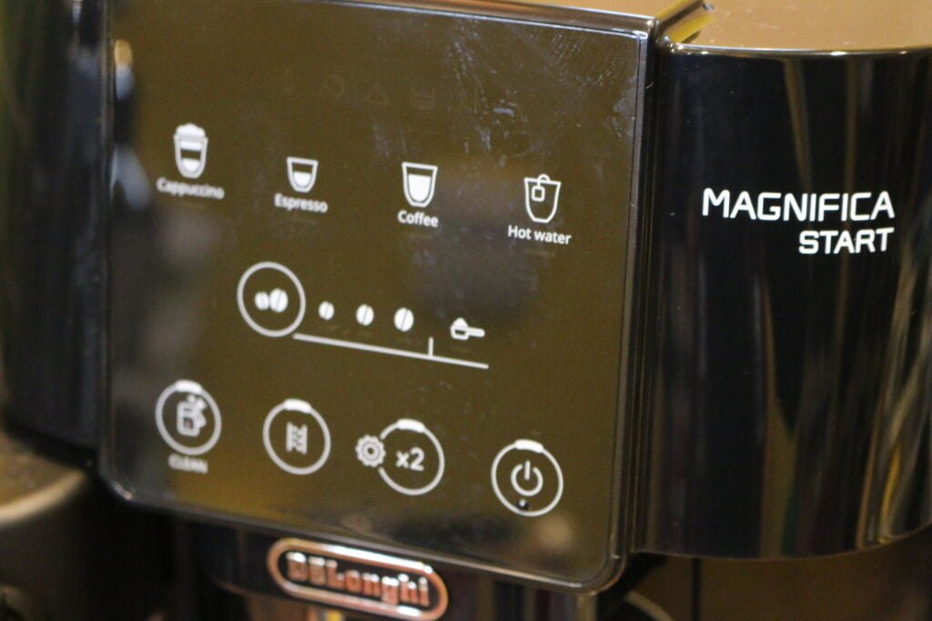 La Magnifica Start Ecam.220.60.B de Delonghi, une porte d'entrée très abordable pour accéder au monde des cafetières expresso avec broyeur.