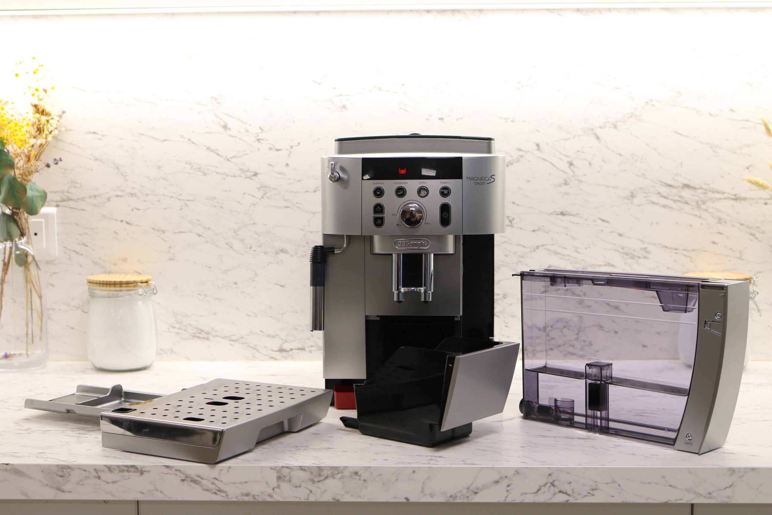 Delonghi revient sur le devant de la scène des cafetières expresso avec broyeur, avec une machine connectée, la Magnifica S Smart ECAM 250. Ce modèle reprend les grandes lignes de sa petite sœur, la Delonghi Magnifica S, et bénéficie d'un nouveau panneau de commande ainsi que de la recette Doppio+.