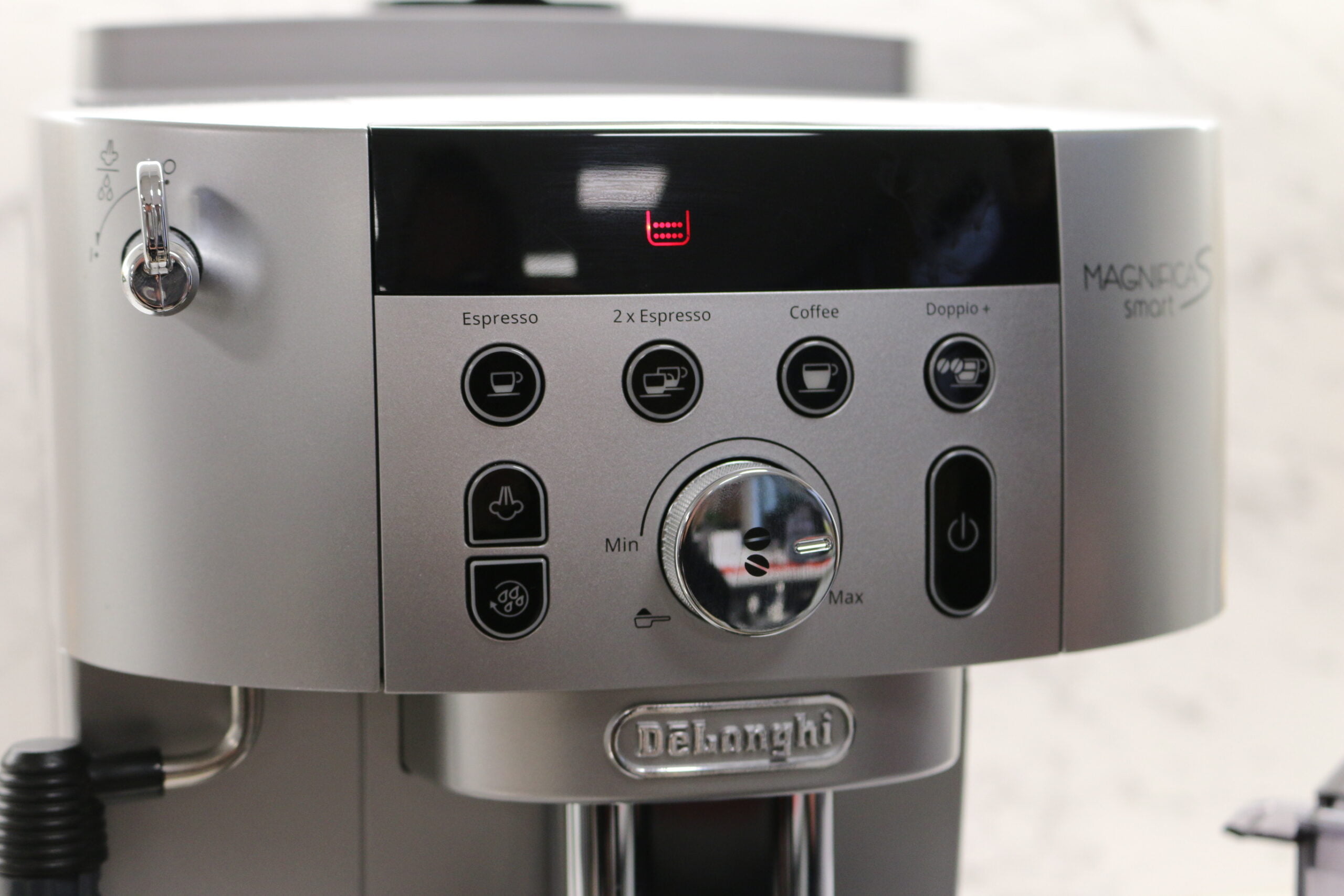 Delonghi revient sur le devant de la scène des cafetières expresso avec broyeur, avec une machine connectée, la Magnifica S Smart ECAM 250. Ce modèle reprend les grandes lignes de sa petite sœur, la Delonghi Magnifica S, et bénéficie d'un nouveau panneau de commande ainsi que de la recette Doppio+. (c) LaboMaison