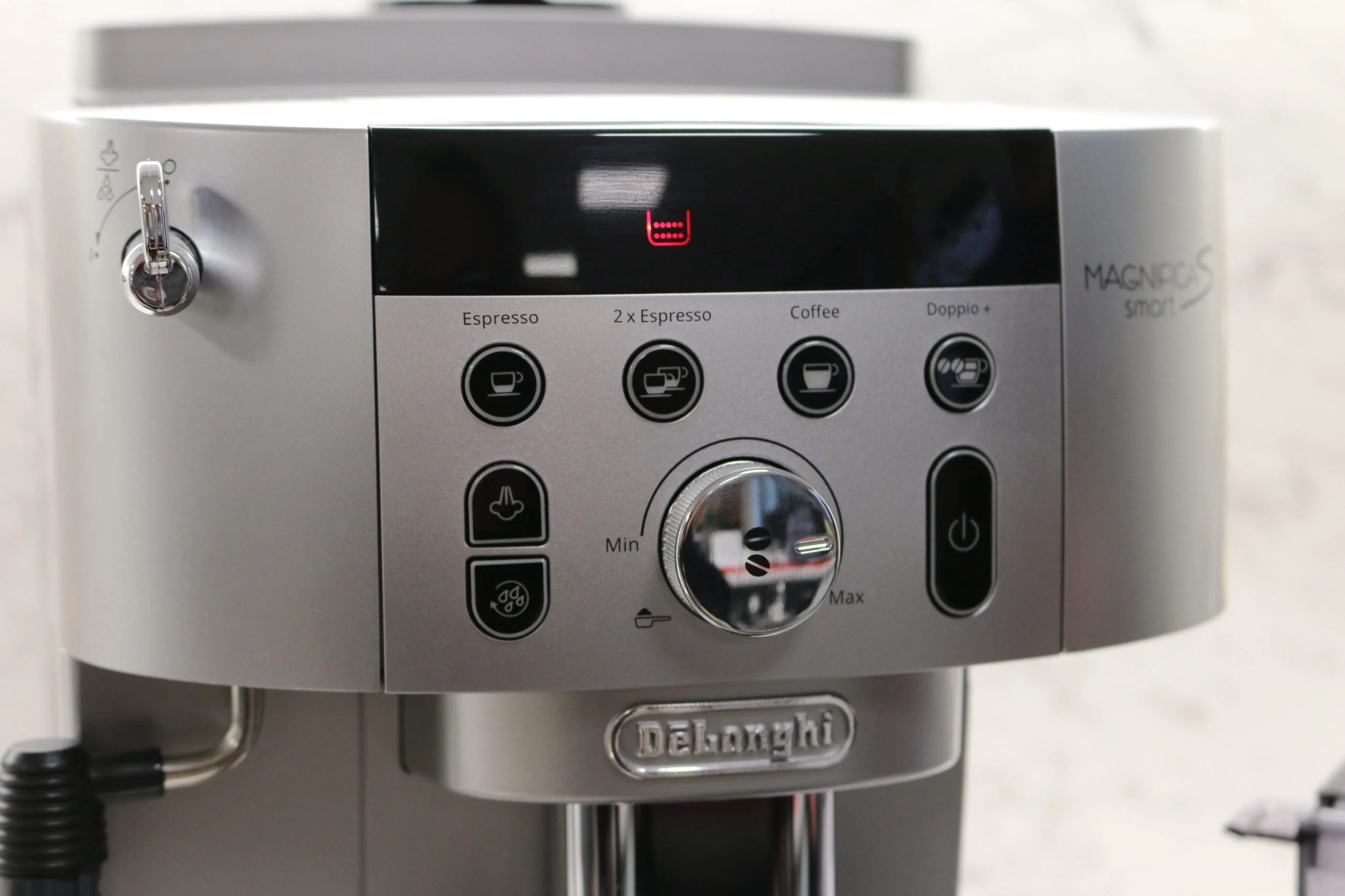 Delonghi revient sur le devant de la scène des cafetières expresso avec broyeur, avec une machine connectée, la Magnifica S Smart ECAM 250. Ce modèle reprend les grandes lignes de sa petite sœur, la Delonghi Magnifica S, et bénéficie d'un nouveau panneau de commande ainsi que de la recette Doppio+. (c) LaboMaison