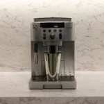 Delonghi revient sur le devant de la scène des cafetières expresso avec broyeur, avec une machine connectée, la Magnifica S Smart ECAM 250. Ce modèle reprend les grandes lignes de sa petite sœur, la Delonghi Magnifica S, et bénéficie d'un nouveau panneau de commande ainsi que de la recette Doppio+. (c) LaboMaison