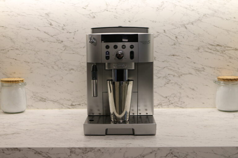 Delonghi revient sur le devant de la scène des cafetières expresso avec broyeur, avec une machine connectée, la Magnifica S Smart ECAM 250. Ce modèle reprend les grandes lignes de sa petite sœur, la Delonghi Magnifica S, et bénéficie d'un nouveau panneau de commande ainsi que de la recette Doppio+. (c) LaboMaison