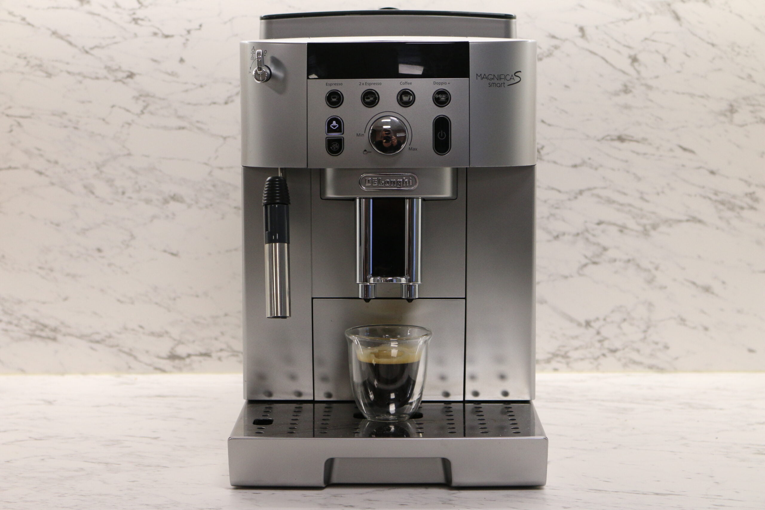 Delonghi revient sur le devant de la scène des cafetières expresso avec broyeur, avec une machine connectée, la Magnifica S Smart ECAM 250. Ce modèle reprend les grandes lignes de sa petite sœur, la Delonghi Magnifica S, et bénéficie d'un nouveau panneau de commande ainsi que de la recette Doppio+. (c) LaboMaison