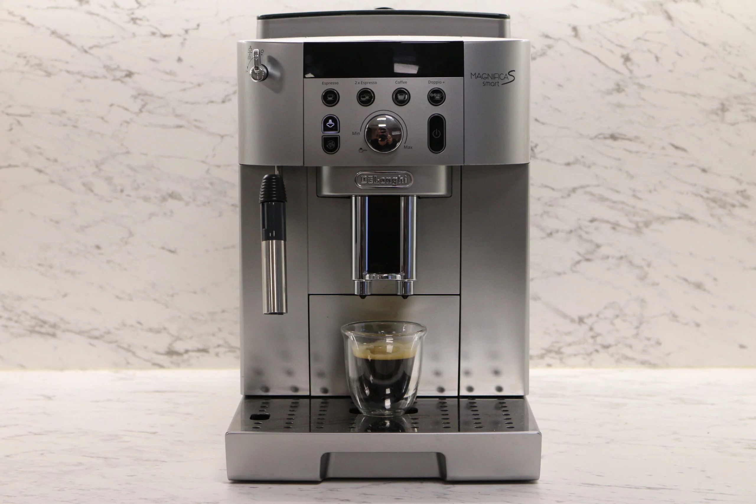 Delonghi revient sur le devant de la scène des cafetières expresso avec broyeur, avec une machine connectée, la Magnifica S Smart ECAM 250. Ce modèle reprend les grandes lignes de sa petite sœur, la Delonghi Magnifica S, et bénéficie d'un nouveau panneau de commande ainsi que de la recette Doppio+. (c) LaboMaison