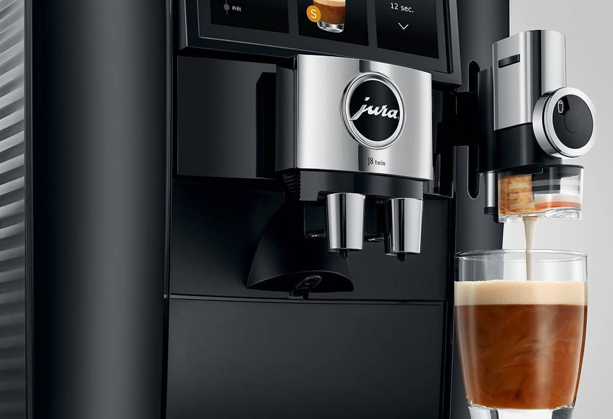 Préparation d'un Sweet Latte avec la Jura J8 Twin.