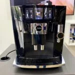 La Jura J8 Twin est une machine à café automatique avec broyeur impressionnante tant elle offre de possibilités avec ses deux bacs à grains et son superbe écran de contrôle. Jura propose ici un très beau produit polyvalent et extrêmement performant.