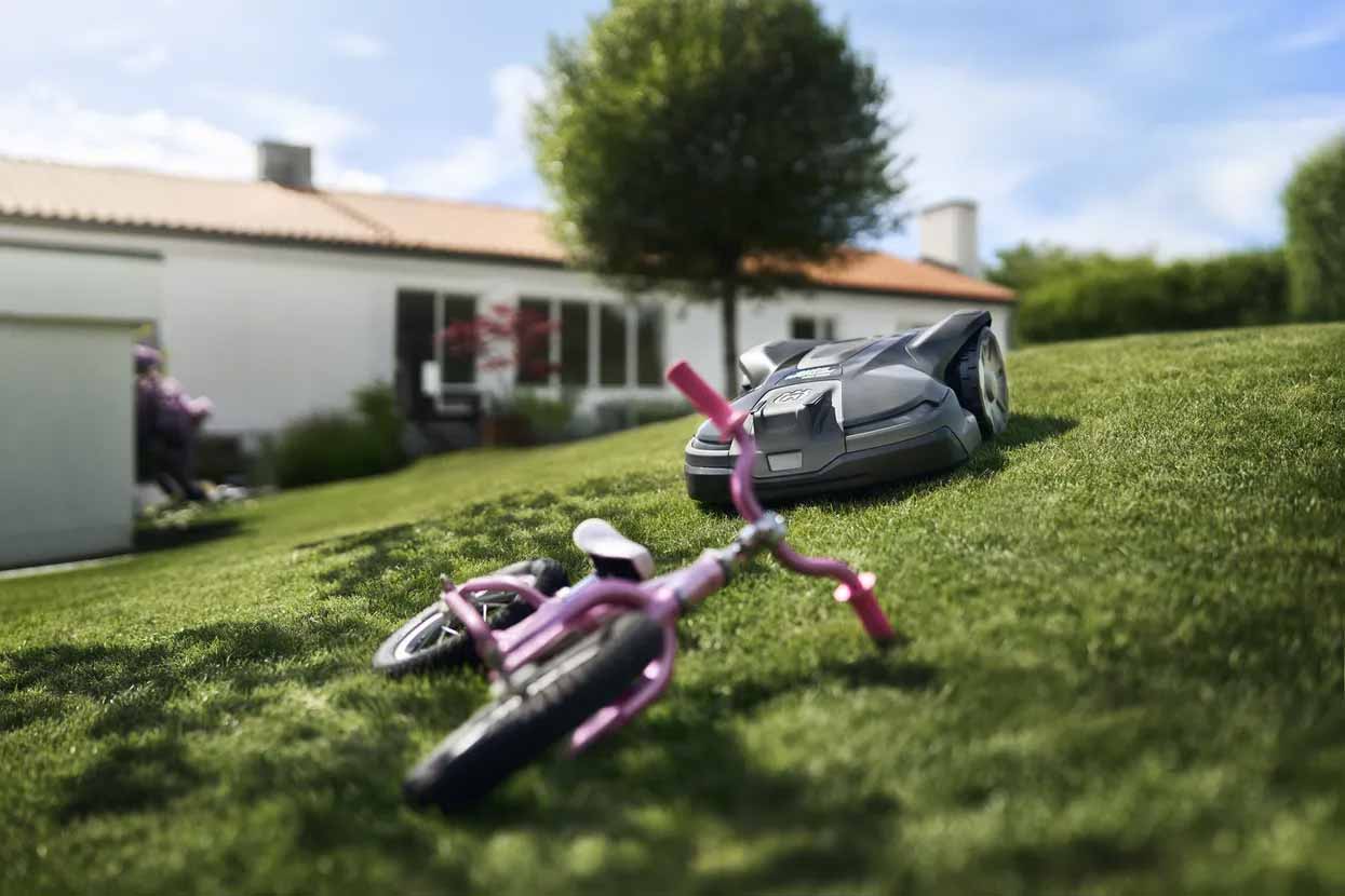 Husqvarna, fondée en 1689, allie innovation et durabilité pour l’entretien des jardins et espaces verts.