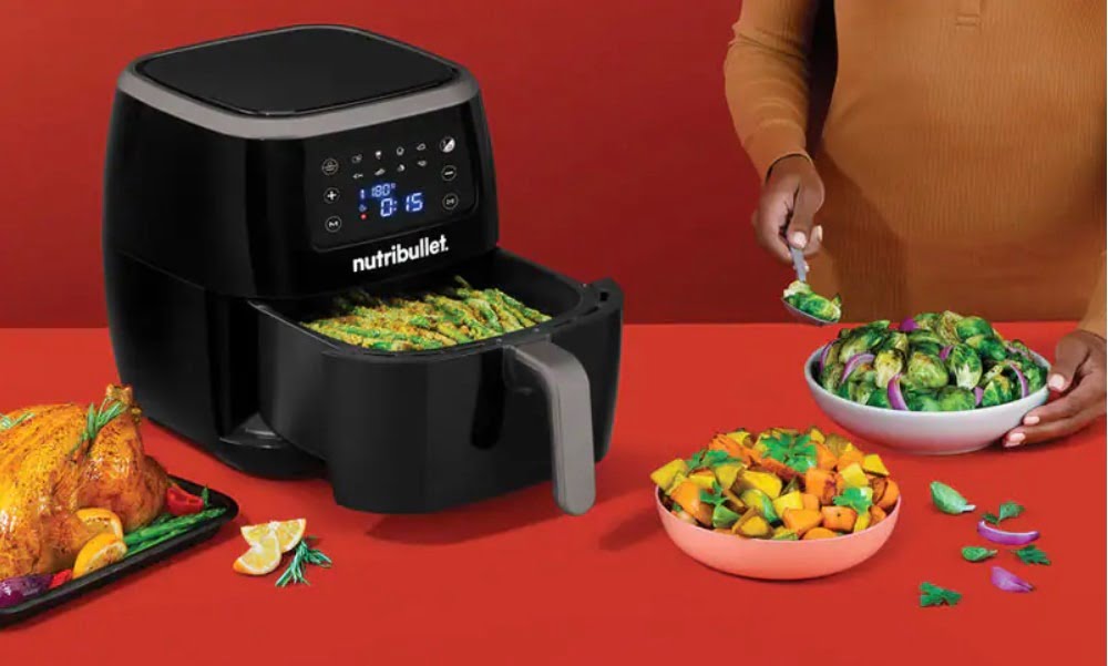 Nutribullet s'attaque au marché juteux des airfryers. Nutribullet a lancé son Airfryer Digital XXL. Le airfryer est un petit four à convection dont le principe fondamental est l'utilisation d'air chaud. Plus simplement, l'air se déplace rapidement et de manière homogène dans la cuve du airfryer, afin de cuire les aliments. Cette technologie permet ainsi d'obtenir la texture et la saveur souhaitées sans plonger les aliments dans une grande quantité d'huile. (c) Nutribullet
