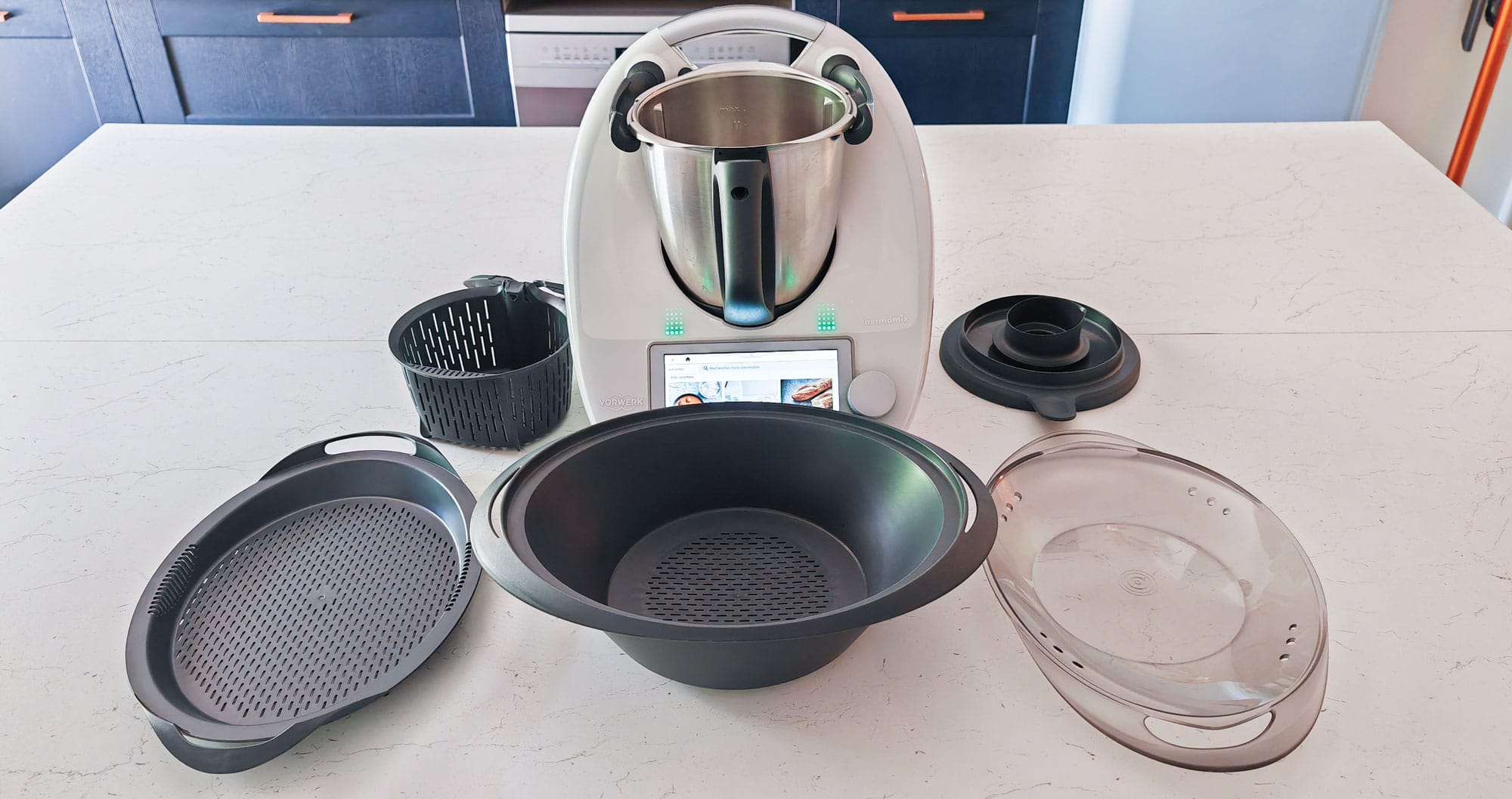 Accessoires du Thermomix TM6 : panier Varoma; couvercle et panier vapeur.