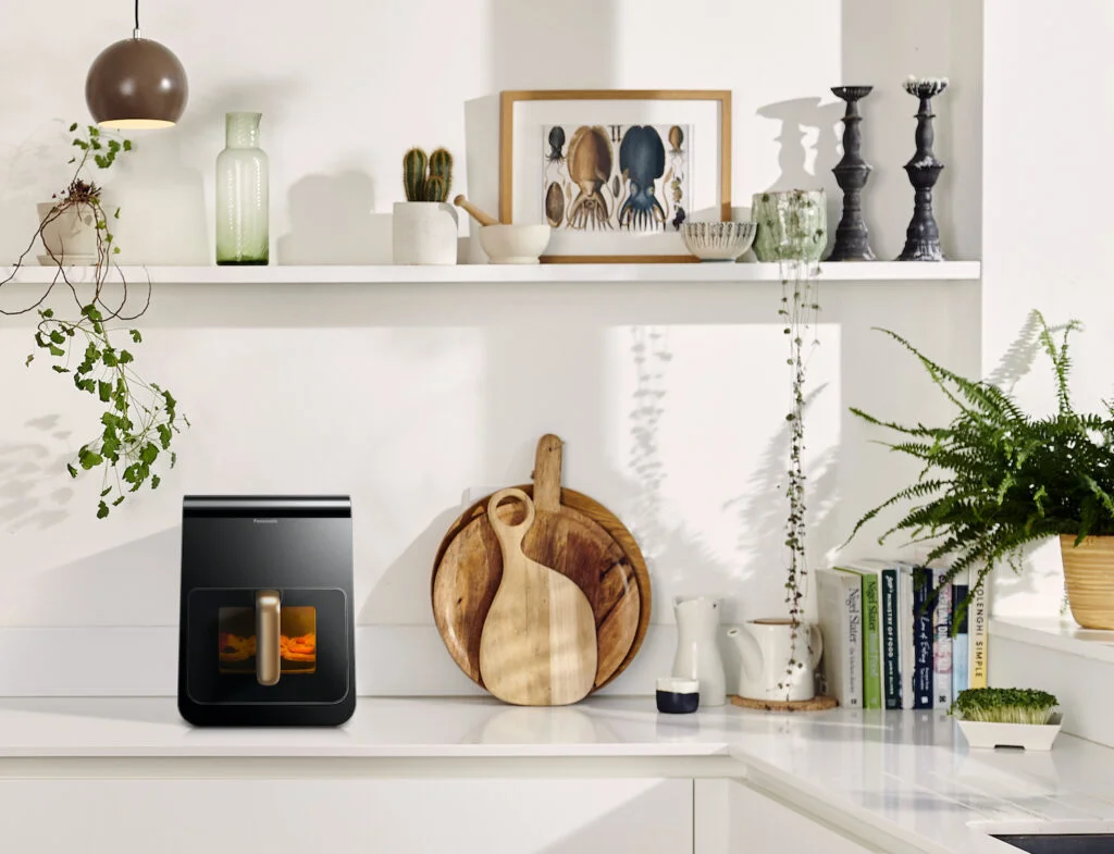 Panasonic AirFryer NF CC600. Panasonic lance deux friteuses sans huile au printemps prochain qui ont la particularité de contenir un réservoir d'eau pour une légère cuisson vapeur en plus de l'air chaud propulsé. Cela est censé améliorer le croustillant des aliments ainsi que conserver leur humidité. 