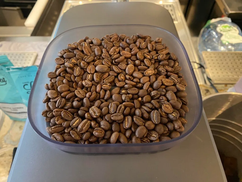 La Baristina de Philips, une machine à café qui emprunte la simplicité d'une machine à dosettes tout en y apportant le plaisir du café fraîchement moulu avec un broyeur. 
