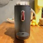 La machine à café Globe de CoffeeB est un système à doses individuelles qui bénéficie d’une technologie de percolation innovante brevetée. Elle offre tous les avantages pratiques d’une machine à capsules, tels que le choix des variétés et les différents niveaux d’intensité.