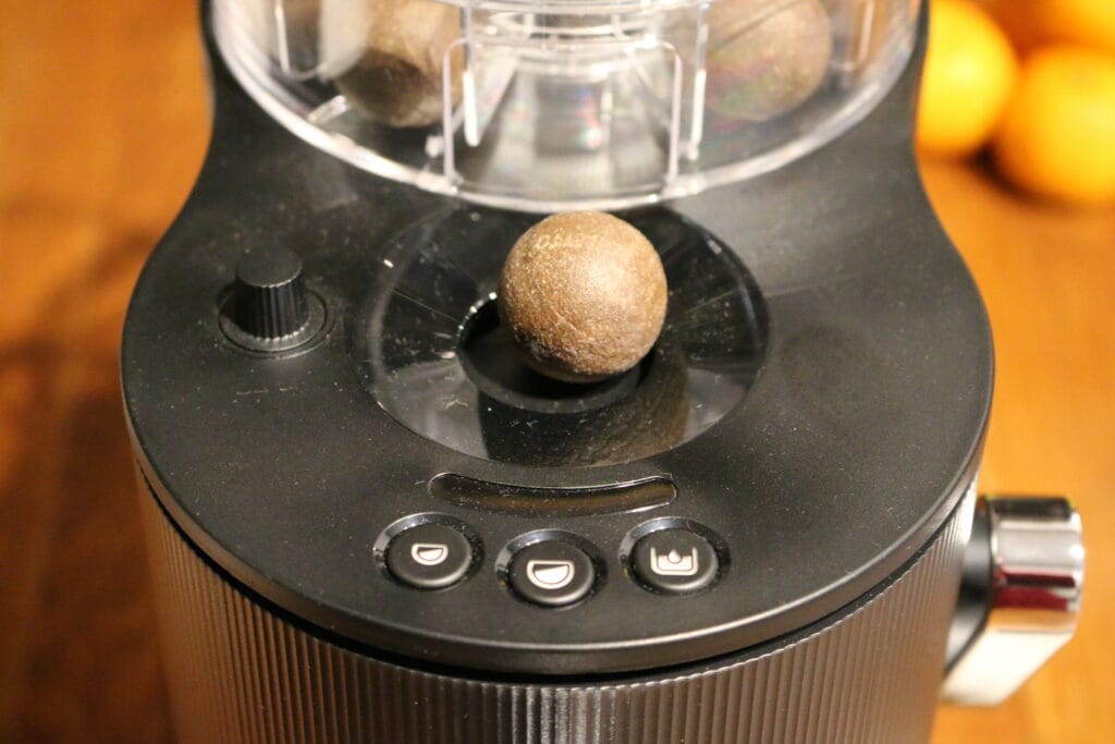 La machine à café Globe de CoffeeB est un système à doses individuelles qui bénéficie d’une technologie de percolation innovante brevetée. Elle offre tous les avantages pratiques d’une machine à capsules, tels que le choix des variétés et les différents niveaux d’intensité. Elle utilise des boules de café 100% compostables.