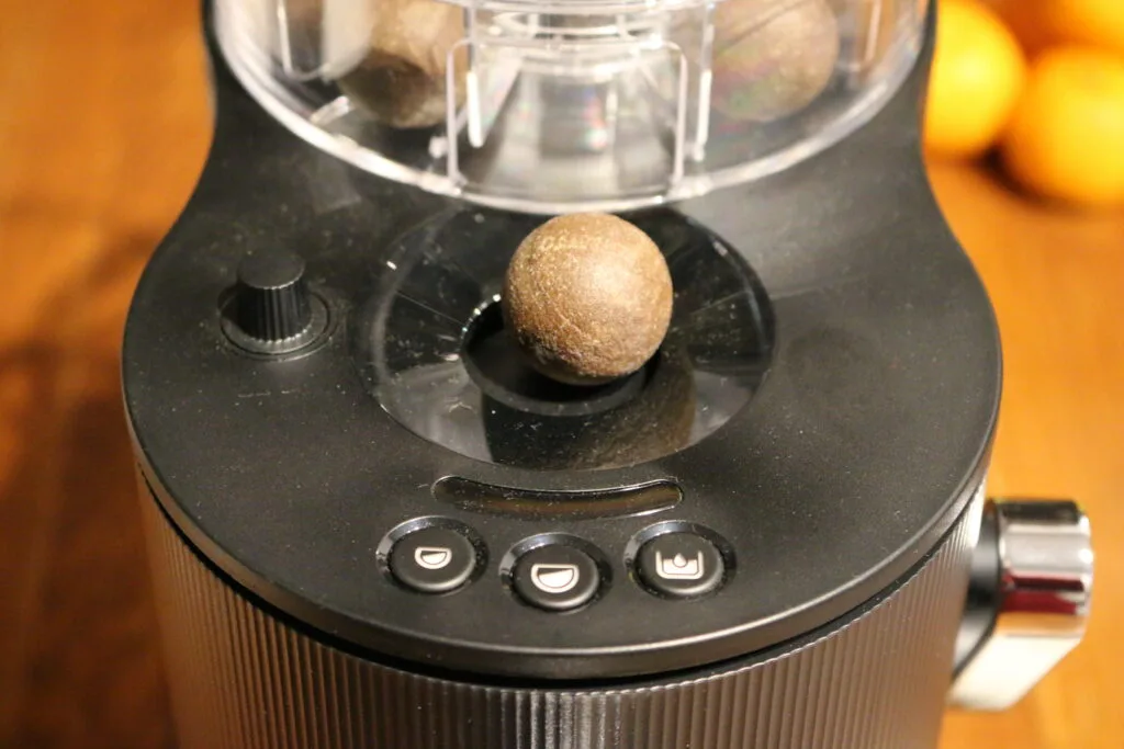 La machine à café Globe de CoffeeB est un système à doses individuelles qui bénéficie d’une technologie de percolation innovante brevetée. Elle offre tous les avantages pratiques d’une machine à capsules, tels que le choix des variétés et les différents niveaux d’intensité. Elle utilise des boules de café 100% compostables. 