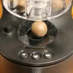 La machine à café Globe de CoffeeB est un système à doses individuelles qui bénéficie d’une technologie de percolation innovante brevetée. Elle offre tous les avantages pratiques d’une machine à capsules, tels que le choix des variétés et les différents niveaux d’intensité. Elle utilise des boules de café 100% compostables.
