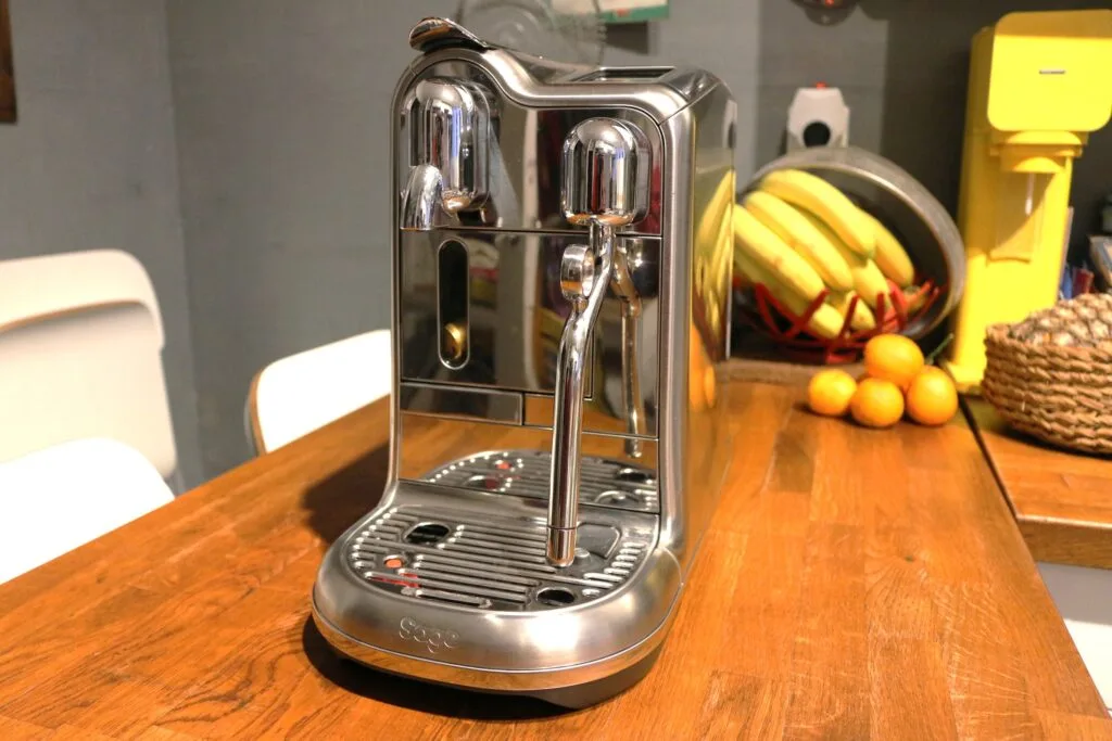 La Sage Creatista Pro pour Nespresso s'adresse à l'aficionado des dosettes et au perfectionniste qui sera prêt à mettre le prix pour une solution qui est loin d'égaler les possibilités proposées pour le même prix du côté des machines automatiques ou semi automatiques avec broyeur. 