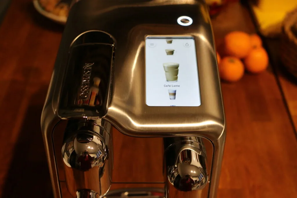 La Sage Creatista Pro pour Nespresso s'adresse à l'aficionado des dosettes et au perfectionniste qui sera prêt à mettre le prix pour une solution qui est loin d'égaler les possibilités proposées pour le même prix du côté des machines automatiques ou semi automatiques avec broyeur. 