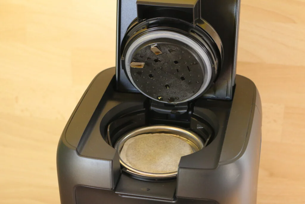 Une dosette Senseo dans la machine à café Philips Senseo Maestro.