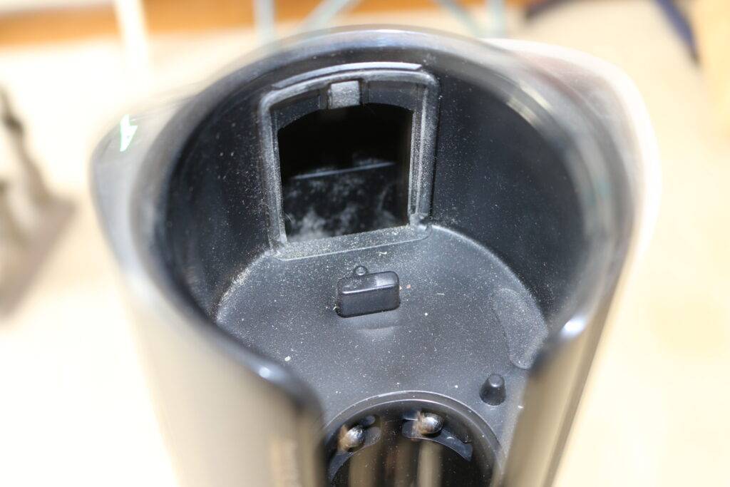 Aspirateur balai Dreame Z10 Station - Trou d'aspiration et de vidange sur la station d'accueil (c) Labo Maison