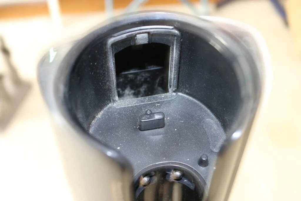 Aspirateur balai Dreame Z10 Station - Trou d'aspiration et de vidange sur la station d'accueil (c) Labo Maison