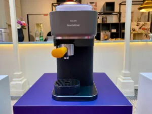 Philips a dévoilé le 19 mars sa nouvelle machine à café qu'il veut "révolutionnaire" : la Baristina. L'idée est d'avoir une machine aussi simple à utiliser que celles à dosettes, tout en profitant du café fraîchement moulu tout droit sorti du broyeur intégré.