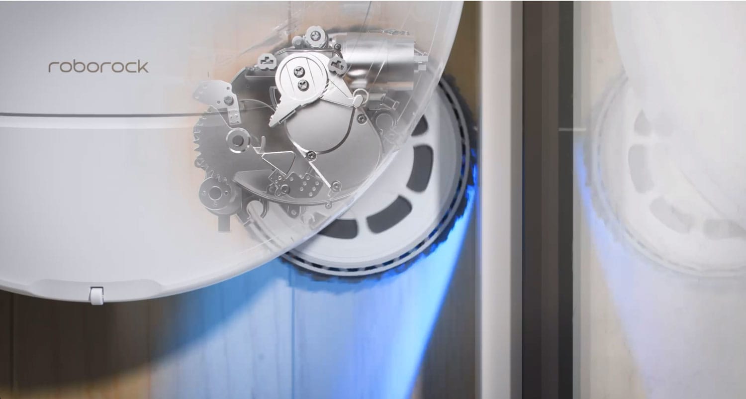 Le patin droit de l'aspirateur robot Roborock Qrevo MaxV se déporte pour nettoyer le long des murs.