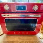 Le mini four combiné vapeur, pose libre Smeg COF01.