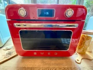 Le mini four combiné vapeur, pose libre Smeg COF01.