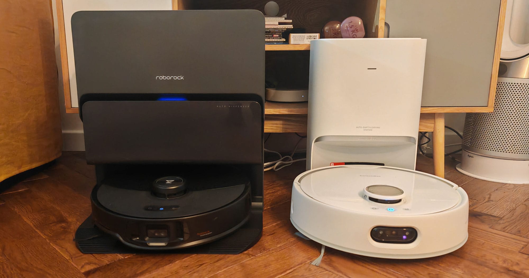 Comparaison de gabarit de la station principale du SwitchBot S10 face à celle du Roborock S8 MaxV Ultra. (c) Labo Maison