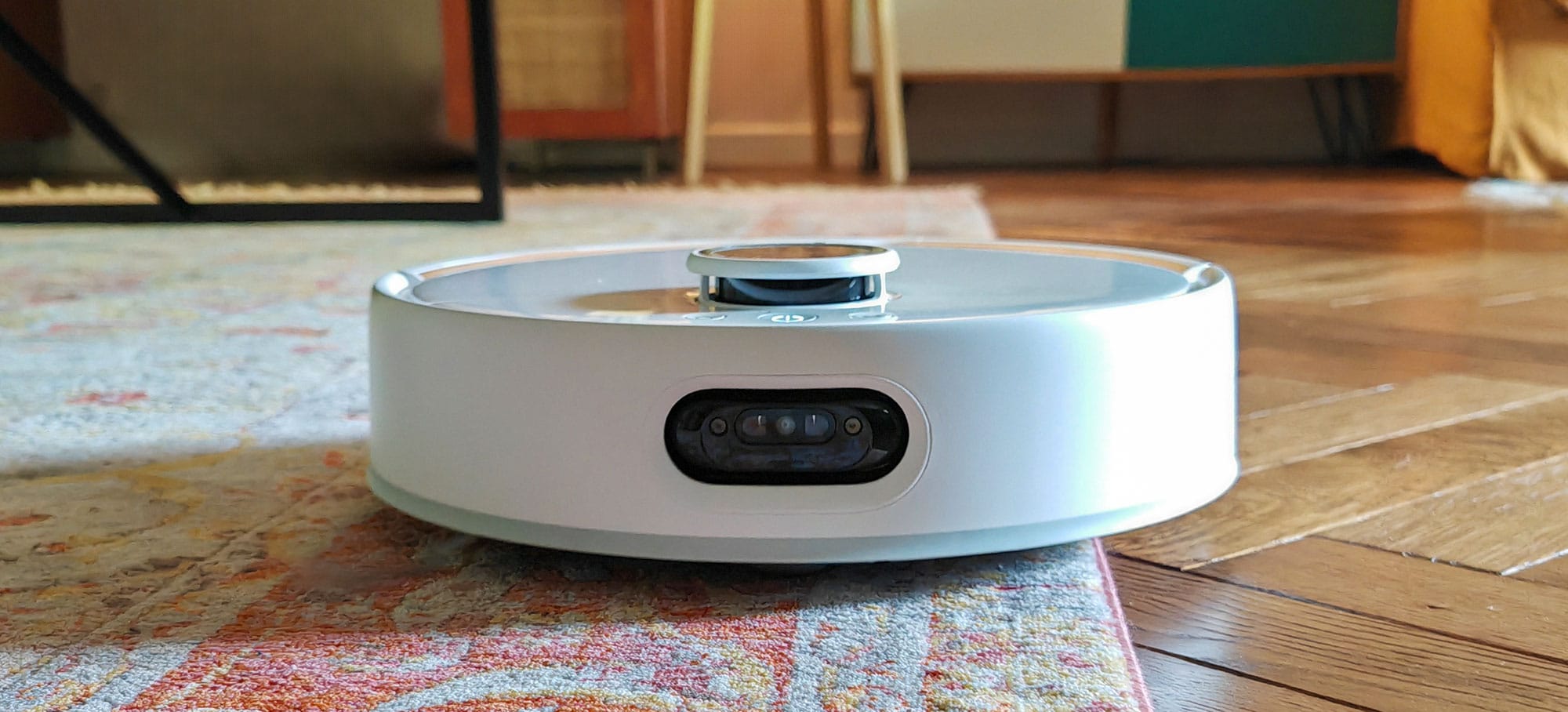 Le SwitchBot S10 est équipé d'un détecteur de tapis. Le robot adapte sa puissance d'aspiration et relève son rouleau de nettoyage. (c) Labo Maison