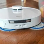 L'aspirateur robot Ecovacs Deebot T30 Pro Omni disposent de serpillières rotatives, dont une peut se déporter pour laver le long des plinthes et des meubles. (c) Labo Maison