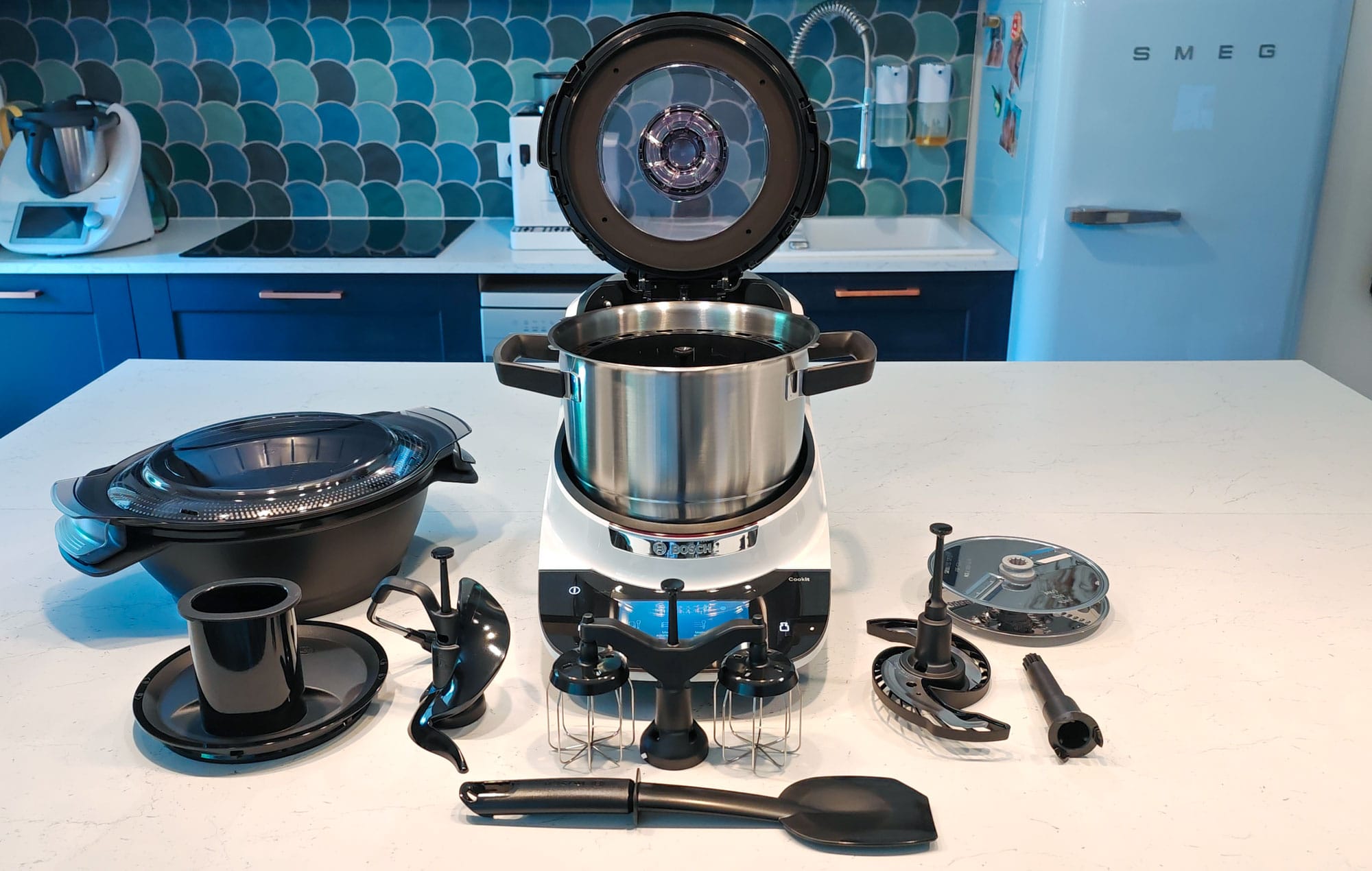Le robot est livré avec de nombreux accessoires, de quoi remplacer les autres appareils de la cuisine.