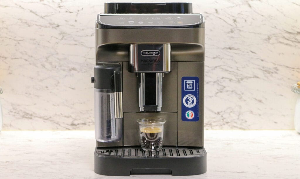 Machine expresso broyeur Delonghi Magnifica Evo Latte. (c) Labo Maison