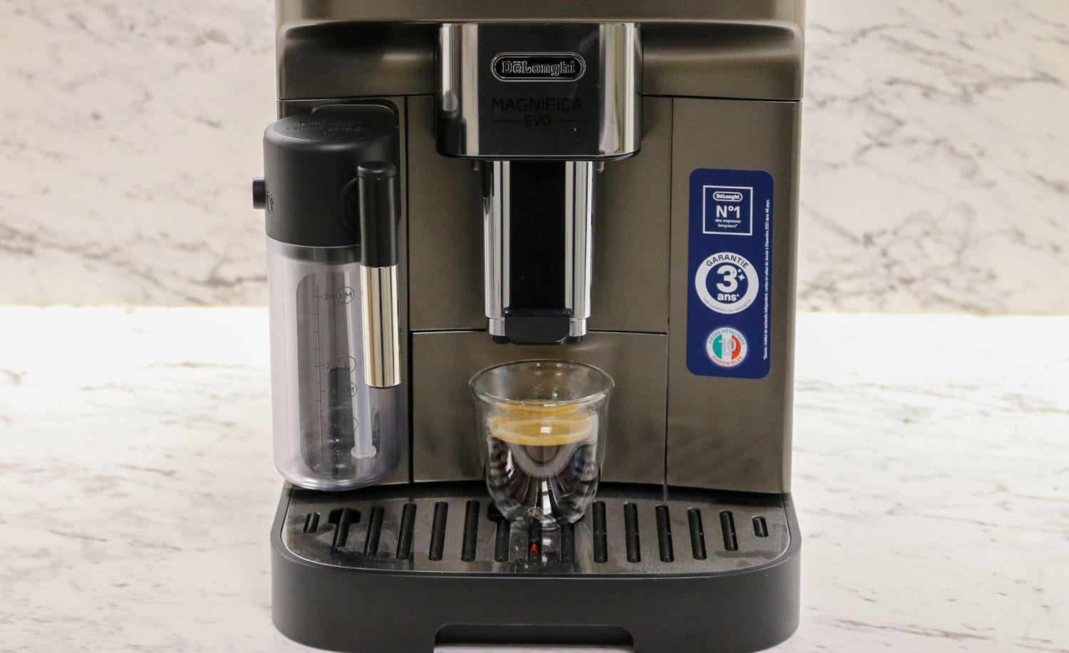 Réalisation d'un expresso avec la Delonghi Magnifica Evo Latte. (c) Labo Maison
