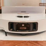 Le Dreame X40 Ultra Complete revient à la base pour décharger son collecteur, laver et sécher ses serpillères.